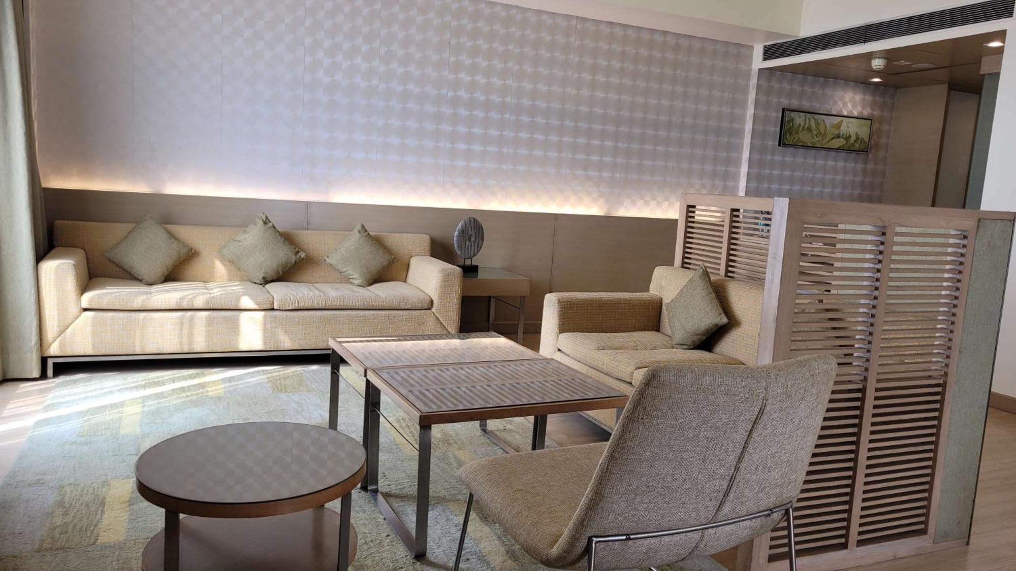 Radisson Blu Hotel, Велика Нойда Екстер'єр фото The interior of the lounge
