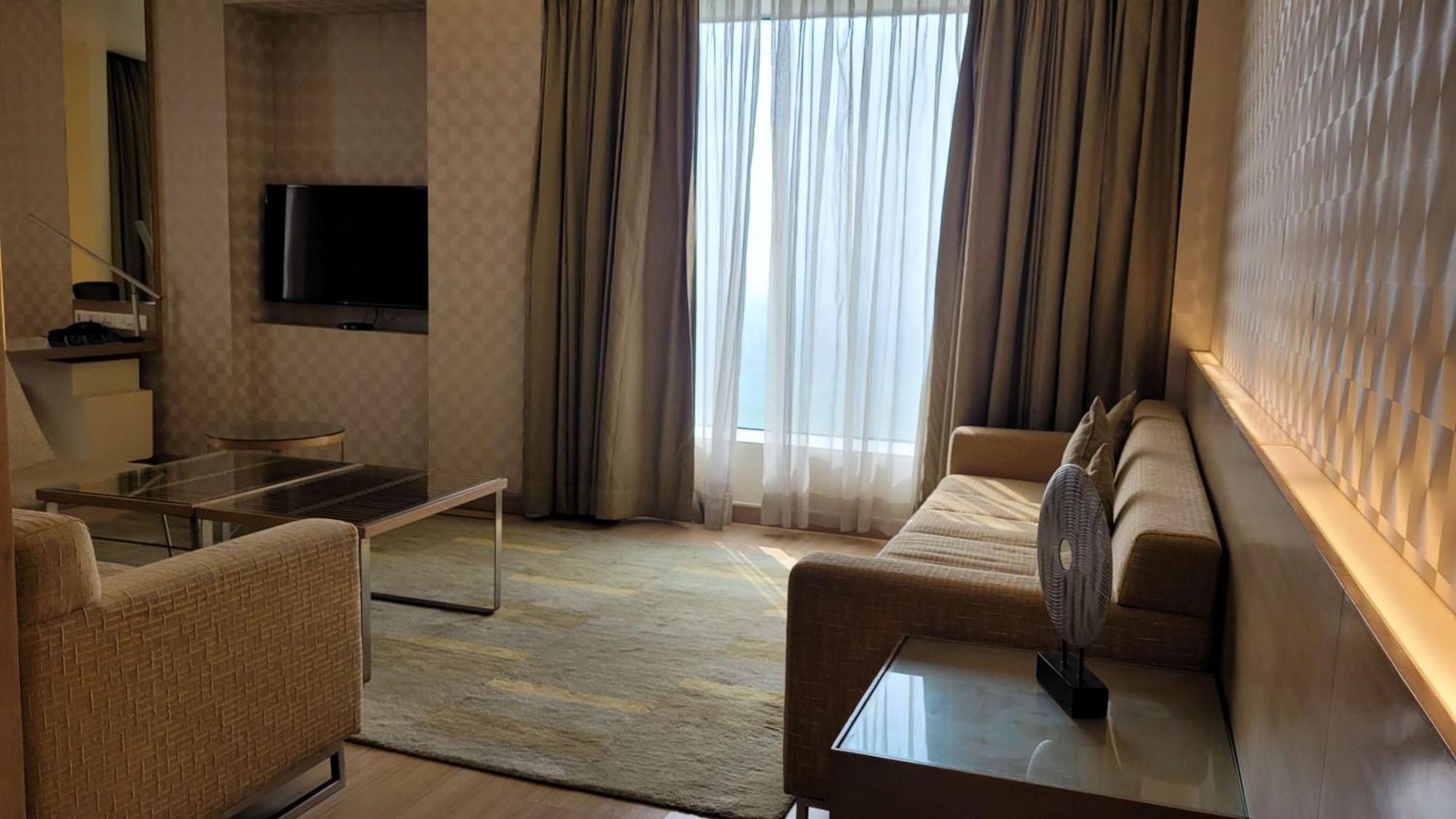 Radisson Blu Hotel, Велика Нойда Екстер'єр фото Living room of a suite at the Taj Mahal Palace, Mumbai