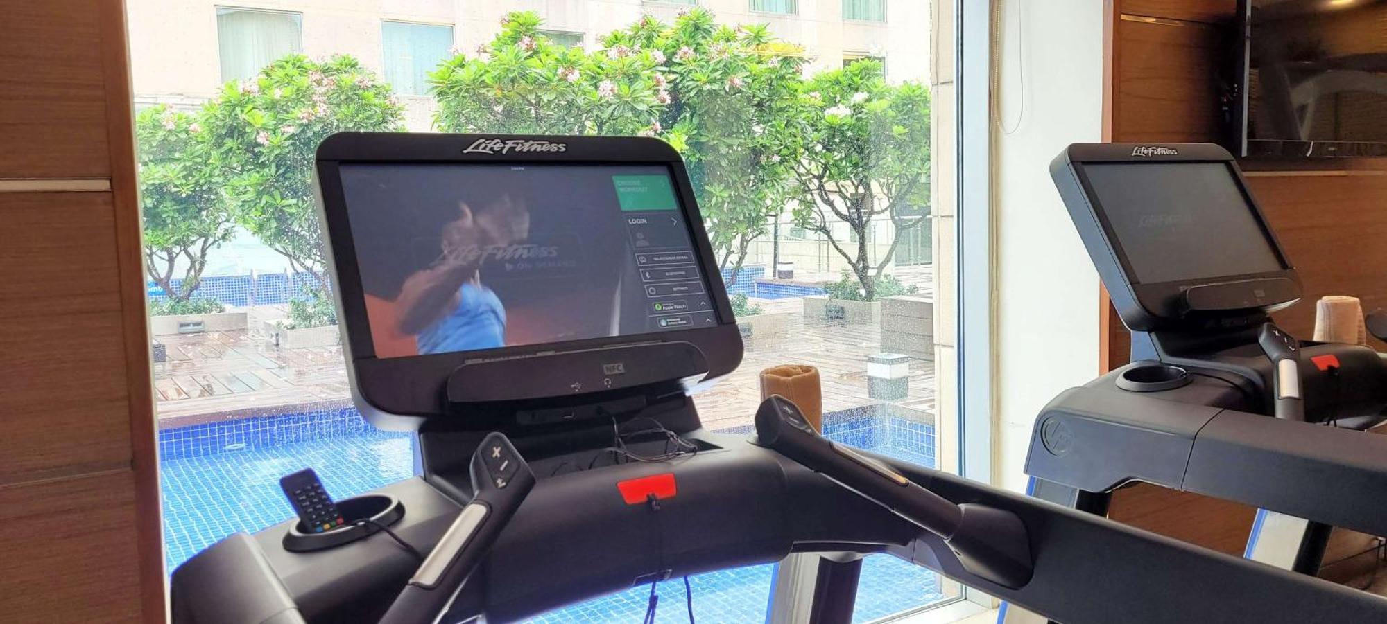 Radisson Blu Hotel, Велика Нойда Екстер'єр фото A treadmill with a screen