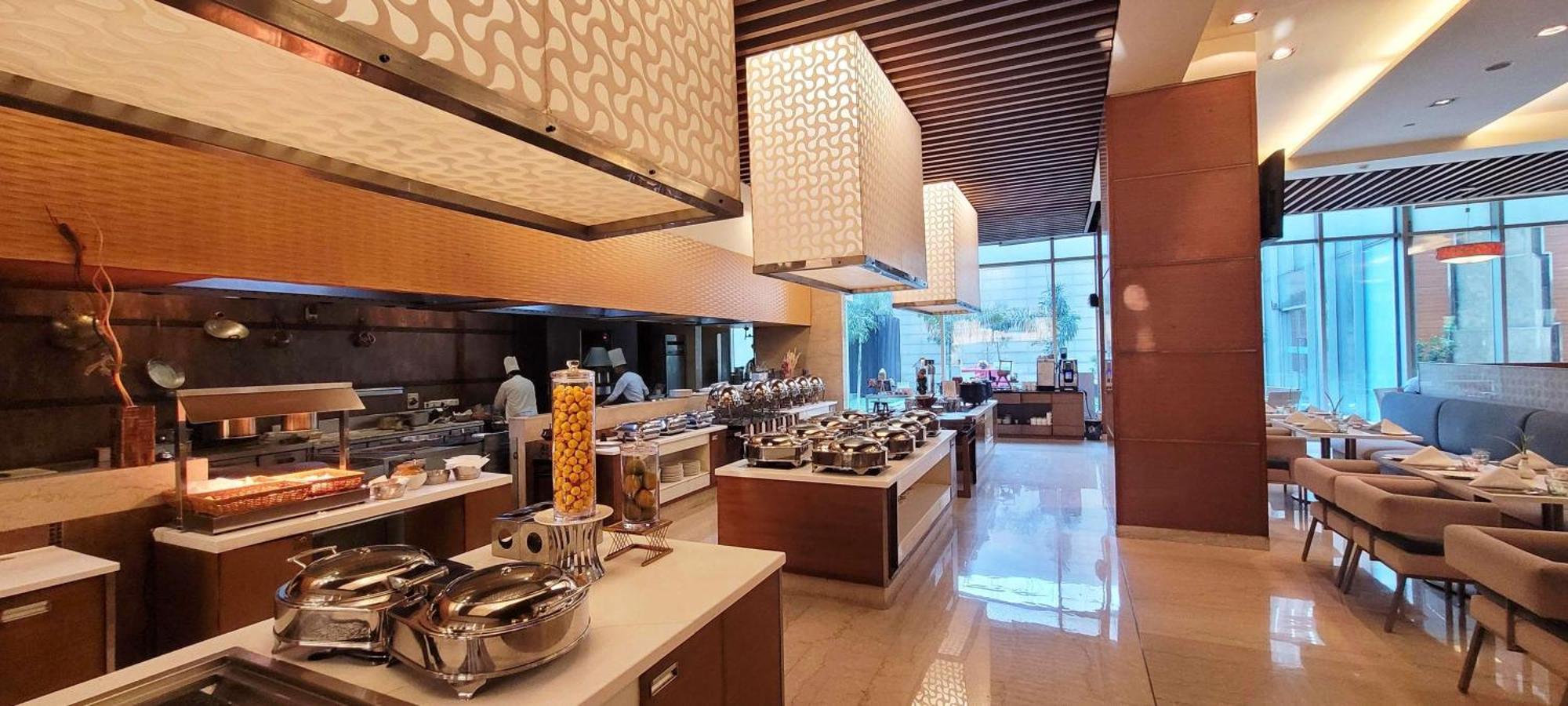 Radisson Blu Hotel, Велика Нойда Екстер'єр фото The buffet at the hotel