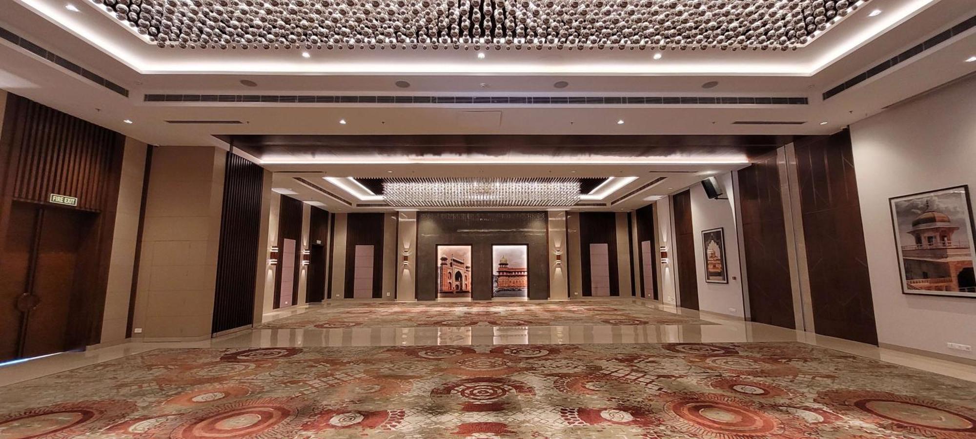 Radisson Blu Hotel, Велика Нойда Екстер'єр фото The lobby of the hotel