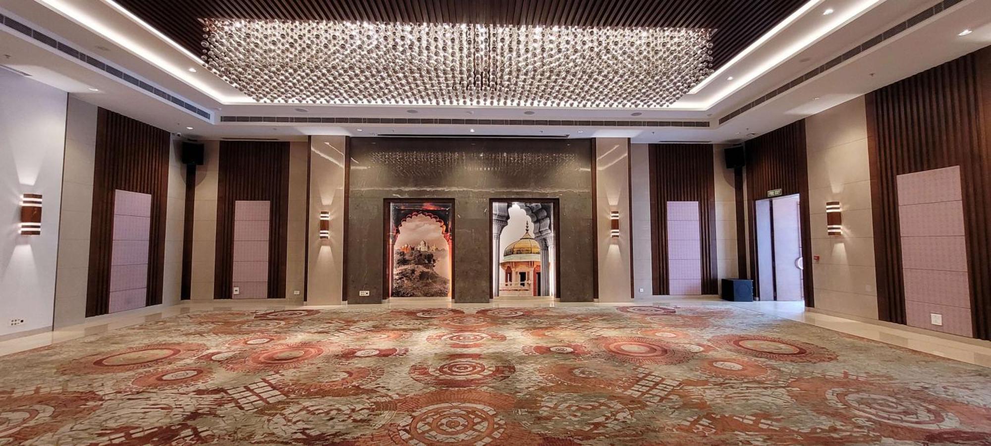 Radisson Blu Hotel, Велика Нойда Екстер'єр фото The lobby of the hotel
