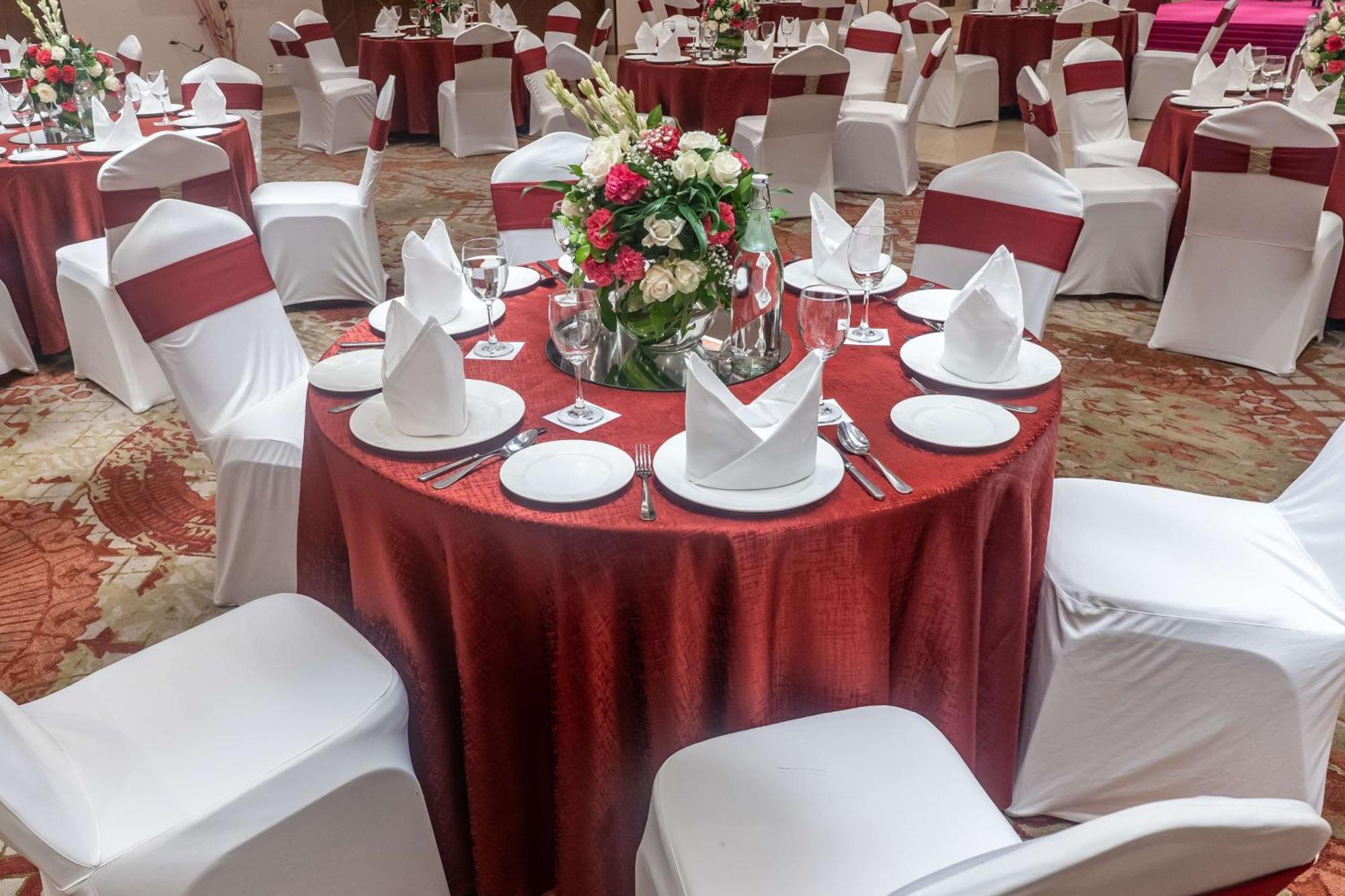 Radisson Blu Hotel, Велика Нойда Екстер'єр фото A table set for a formal dinner