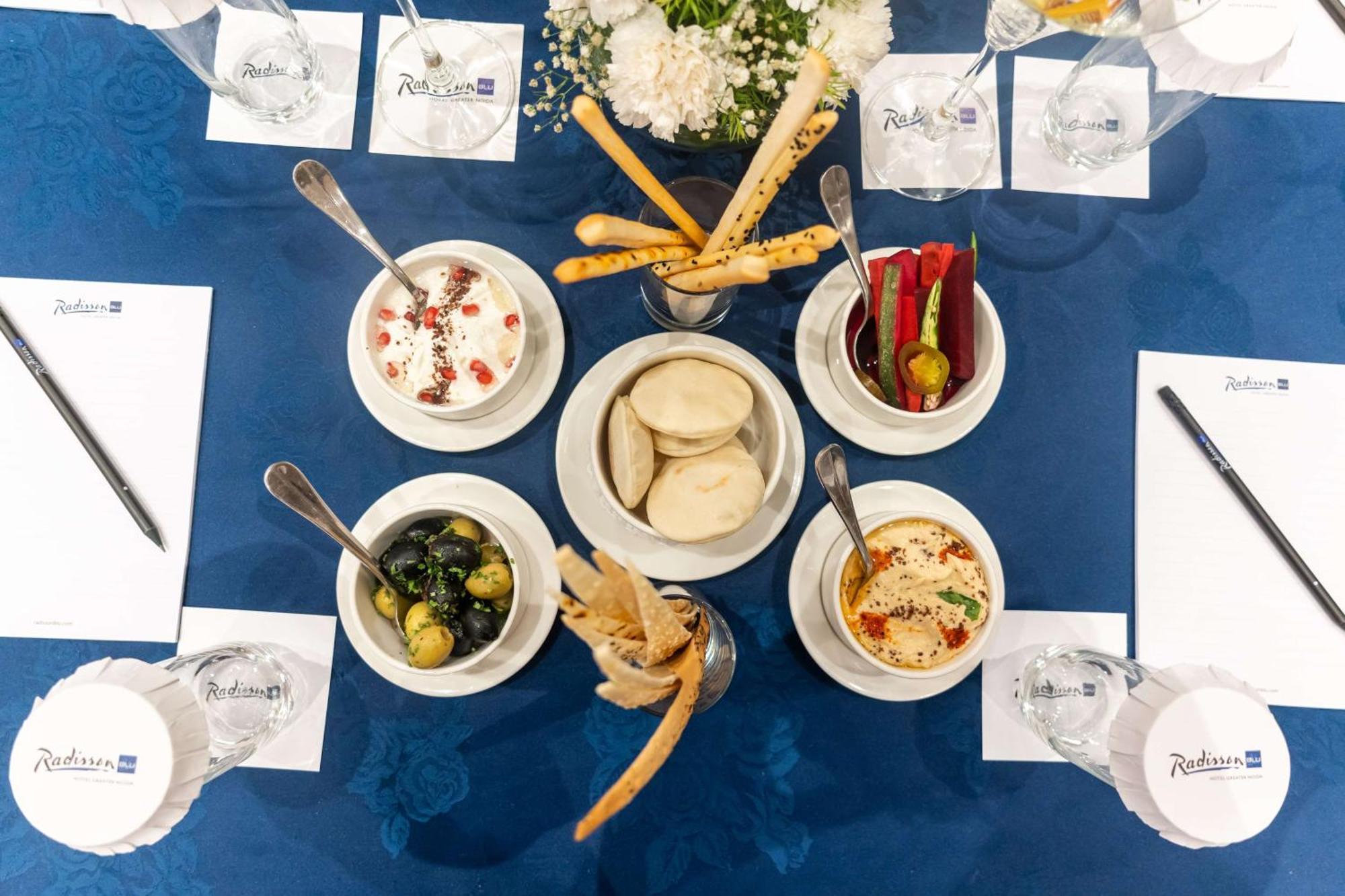 Radisson Blu Hotel, Велика Нойда Екстер'єр фото A selection of Israeli snacks
