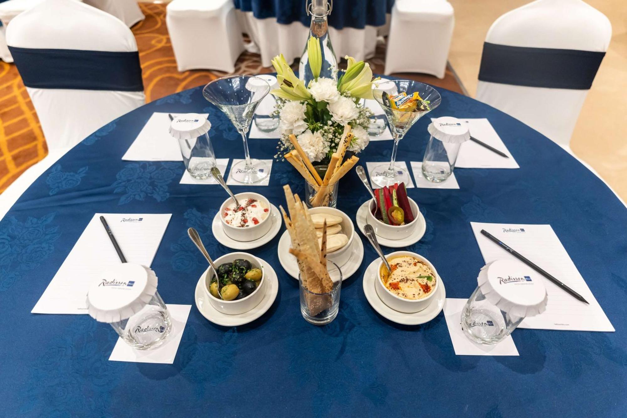 Radisson Blu Hotel, Велика Нойда Екстер'єр фото A table set for a meeting