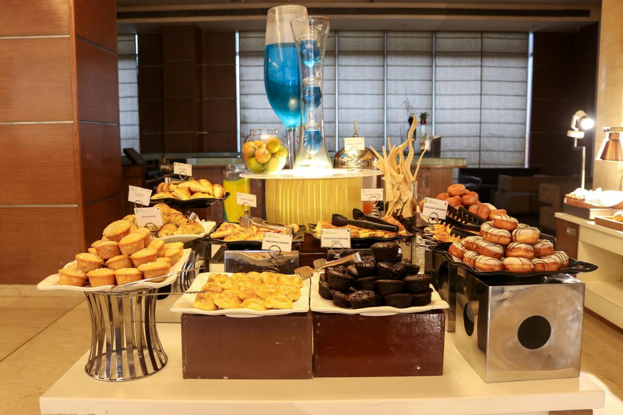 Radisson Blu Hotel, Велика Нойда Екстер'єр фото A dessert buffet