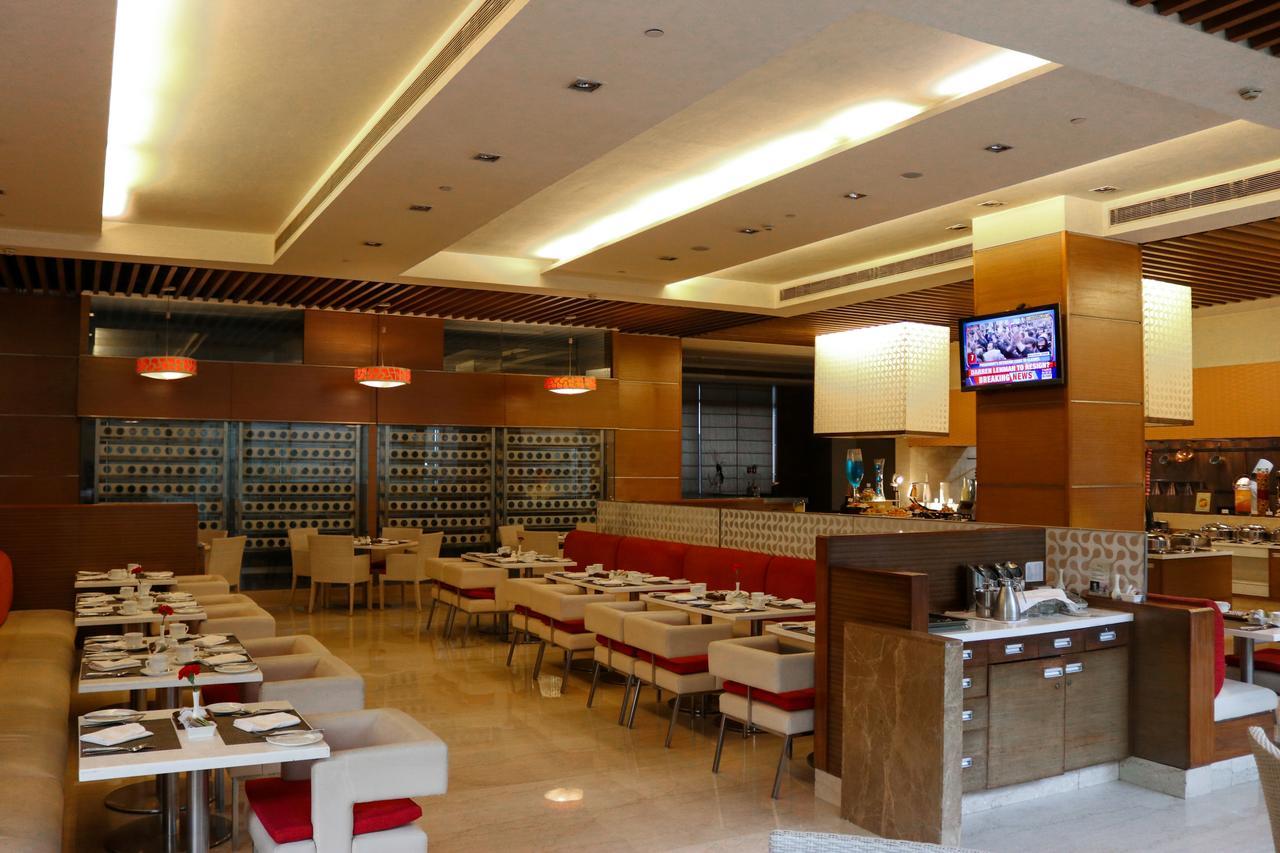 Radisson Blu Hotel, Велика Нойда Екстер'єр фото The interior of a typical buffet restaurant