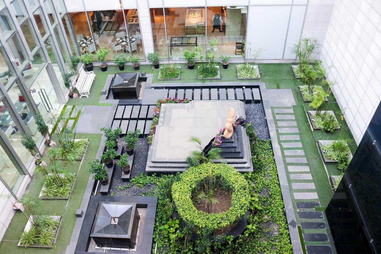 Radisson Blu Hotel, Велика Нойда Екстер'єр фото The courtyard of the hotel