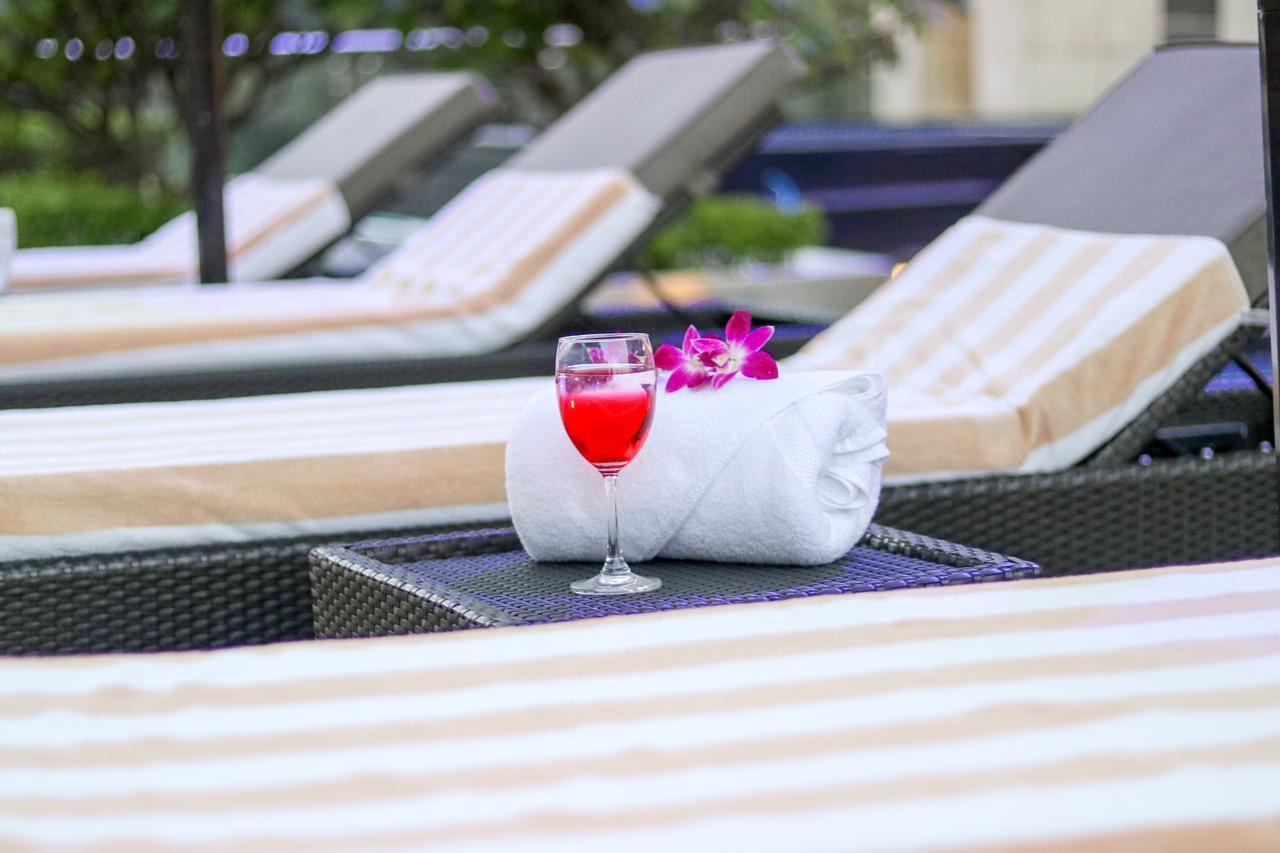 Radisson Blu Hotel, Велика Нойда Екстер'єр фото Poolside at the hotel