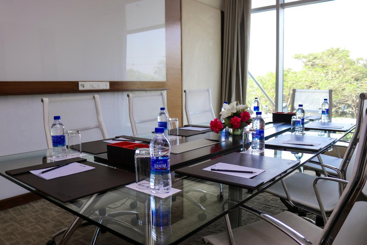 Radisson Blu Hotel, Велика Нойда Екстер'єр фото Meeting room at the hotel