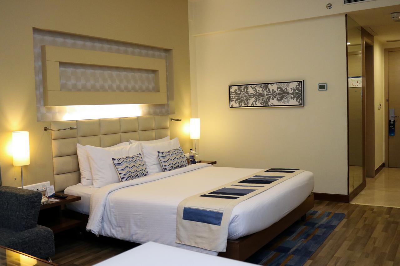 Radisson Blu Hotel, Велика Нойда Екстер'єр фото A room at the Taj Bengal