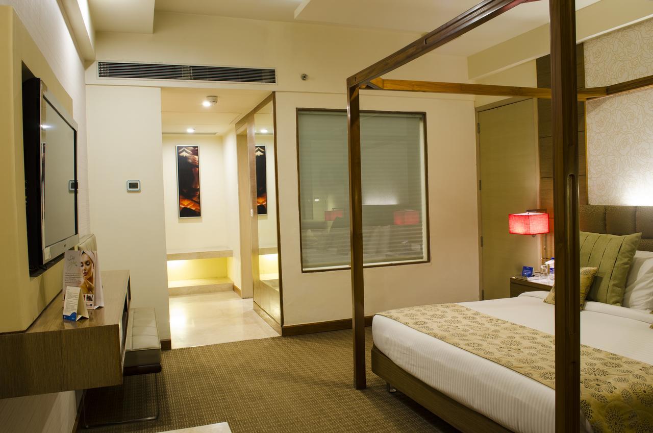 Radisson Blu Hotel, Велика Нойда Екстер'єр фото A room at the Taj Bengal