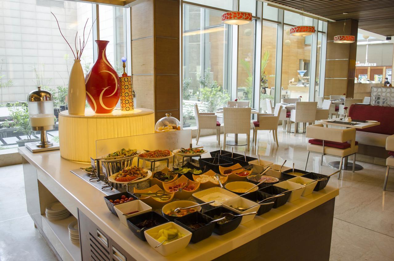 Radisson Blu Hotel, Велика Нойда Екстер'єр фото A buffet at a hotel